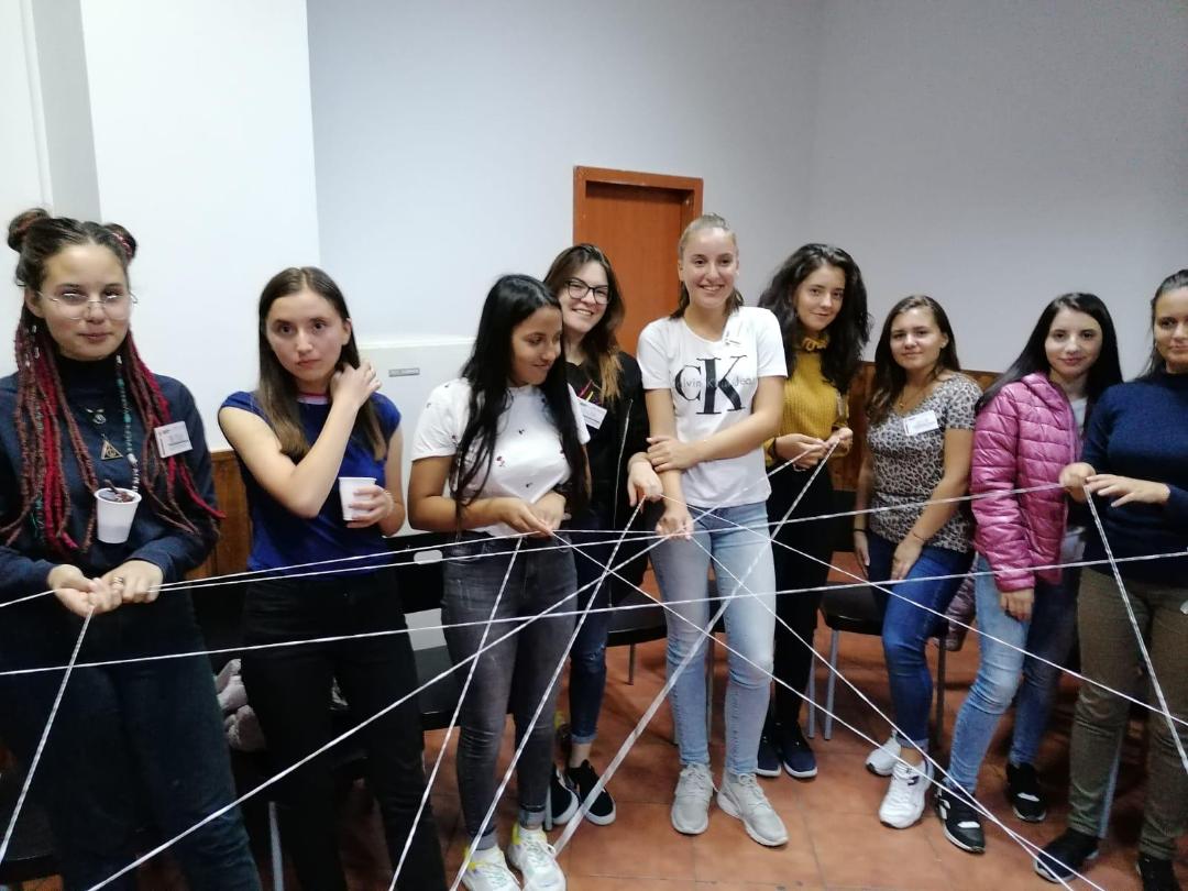 Read more about the article Tinerii voluntari ai Crucii Roşii Dâmboviţa au îmbinat utilul cu plăcutul la un Curs  de Prim Ajutor