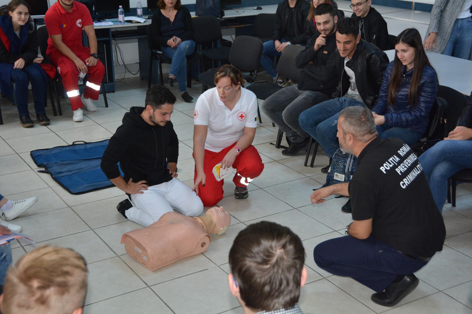Read more about the article Crucea Roşie Dâmboviţa a fost prezentă la Cafeneaua Informării,  o activitate dedicată studenților de la Universitatea Valahia