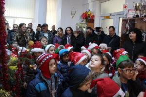 Read more about the article Crucea Roşie Dâmboviţa şi Moş Crăciun  au oferit  daruri micilor colindători