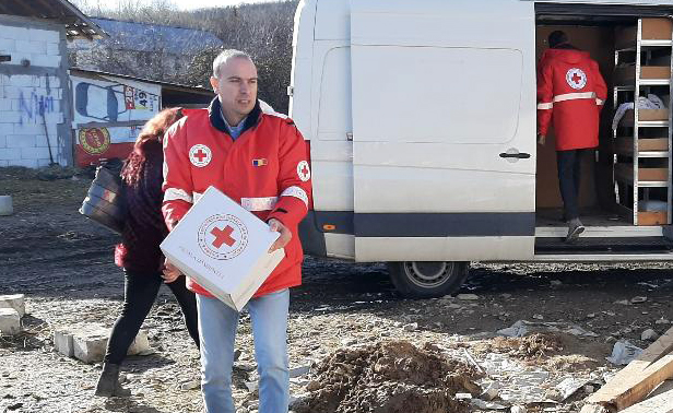 Read more about the article Crucea Roșie Dâmboviţa  a pregătit  100 de pachete de alimente de bază  pentru populația aflată în autoizolare sau izolare instituţionalizată