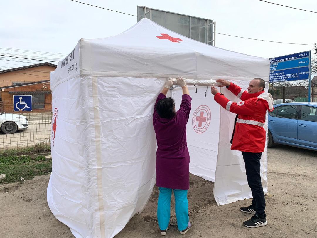 You are currently viewing Crucea Roşie Dâmboviţa a montat trei corturi pentru triaj epidemiologic în curţile Spitalelor Moreni şi Pucioasa